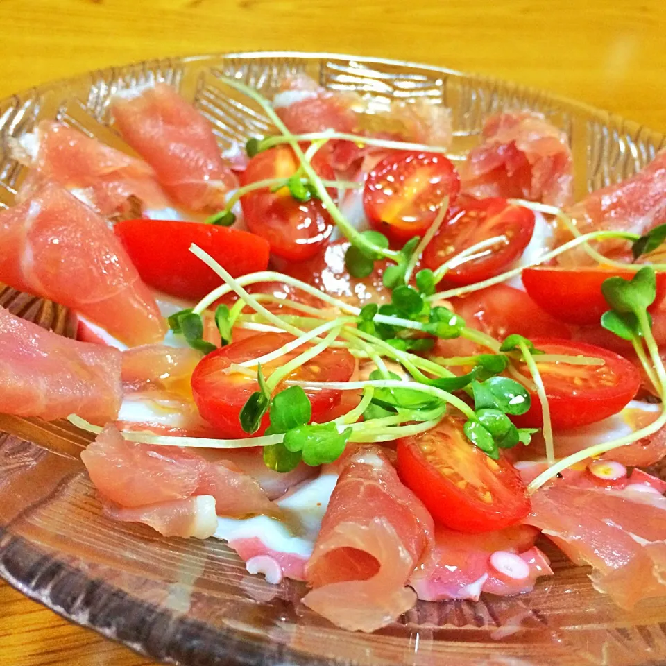 Snapdishの料理写真:タコと生ハムとトマトのカルパッチョ🍅🌿|walnutさん