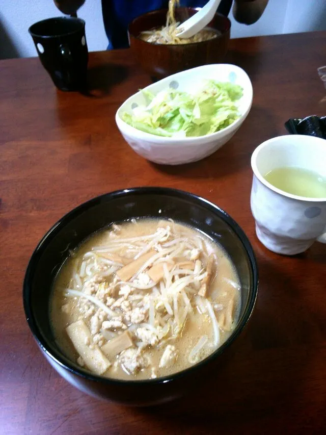 すみれのラーメンにモヤシとひき肉入れました|まみこさん