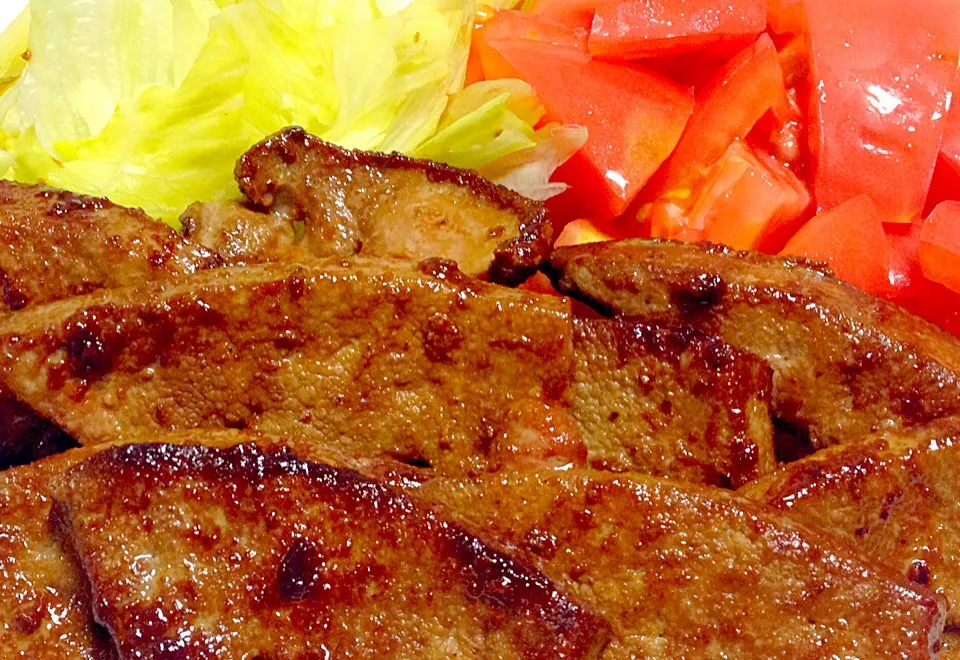 Fried pork liver with lettuce & tomatoes|Liezlさん