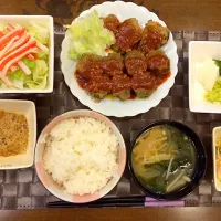 Snapdishの料理写真:#ピーマンの肉詰め #カニカマサラダ #納豆 #キュウリ・大根・キャベツのぬか漬け #えのきと玉ねぎの味噌汁|ばみこさん