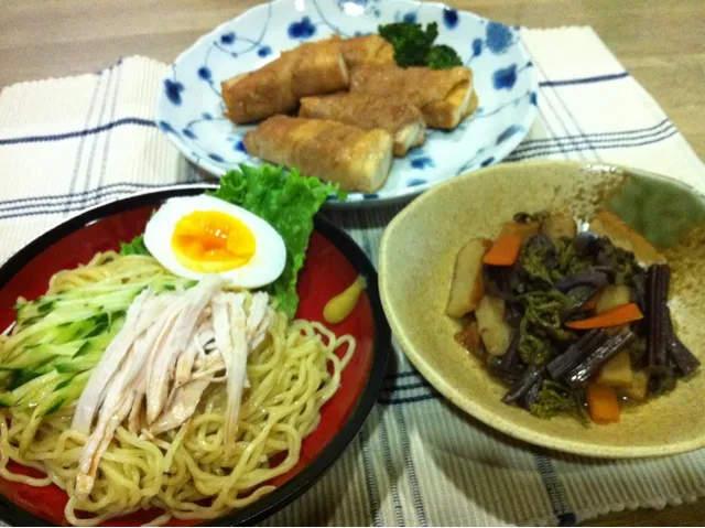 蒸し鶏冷やし中華・厚揚げ豚肉巻き焼肉タレ炒め・ワラビさつま揚げ油炒め煮|まーままさん