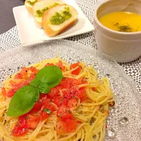 Snapdishの料理写真:自家製バジルとトマトで冷製パスタ|akiさん