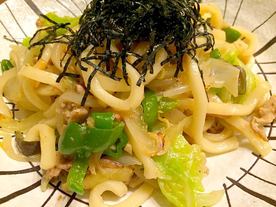 まだまだ続く新玉ねぎ消費週間🍴今夜は野菜たっぷり焼きうどん、ガーリック醤油味|gintanさん