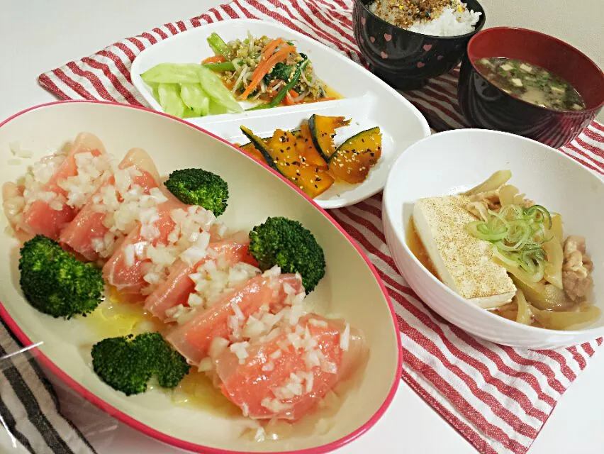 肉豆腐、かぼちゃきんぴら、野菜のナムル
生ハムとトマトのサラダ(   ´-`   )♡♡|みりんさん