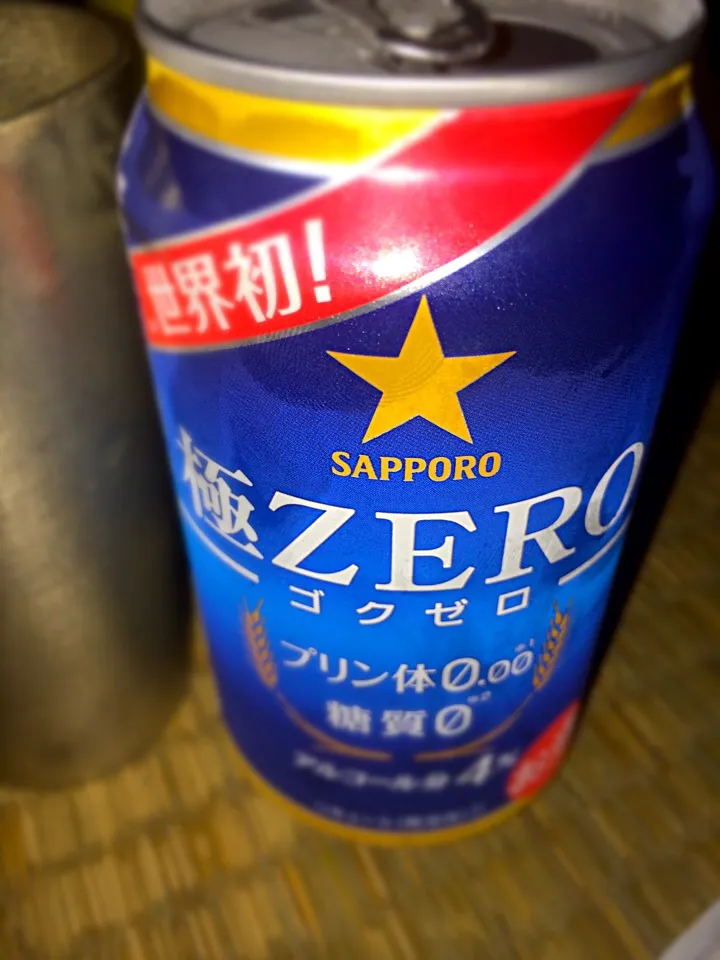 Snapdishの料理写真:何と無く飲み足りなかったので今話題の極ゼロをドンキで購入。缶の裏側には5月分の生産だから酒税変更前なのかな？原材料で税金決めてる場合でないと思うんだけどなぁ。ジュースよりもアルコールが安く売られていることをもっと注視しないと。酒飲みにはありがたいんだけど、ある意味でやばいような。アル中が増えない日本は平和なのか、酒が弱|土屋幸治さん