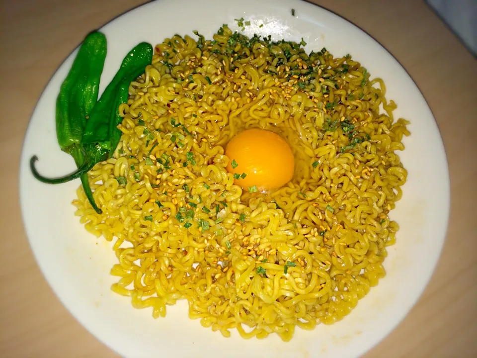 pancit canton with raw egg topping|Joma Angelesさん