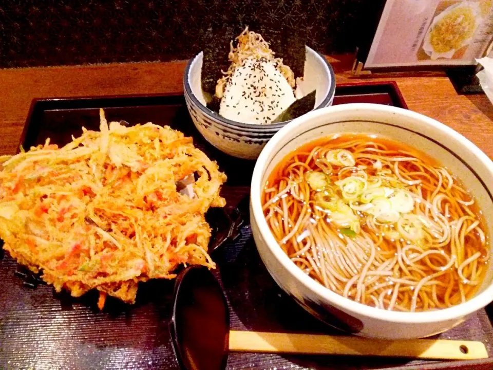 たまの里 名物かき揚げ蕎麦とおにぎり椀セット、770円。
かき揚げが大きいので、いきなり蕎麦に入れられませんでした。
食べ終わる頃には、かき揚げのお陰で汁が油っこくなってましたよ。
(／▽＼)♪|東京ライオンズさん