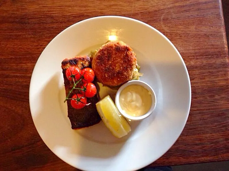 Baked salmon with smoked haddock and horse raddish fish cake, green tomato confit and hollandaise sauce|emmaさん