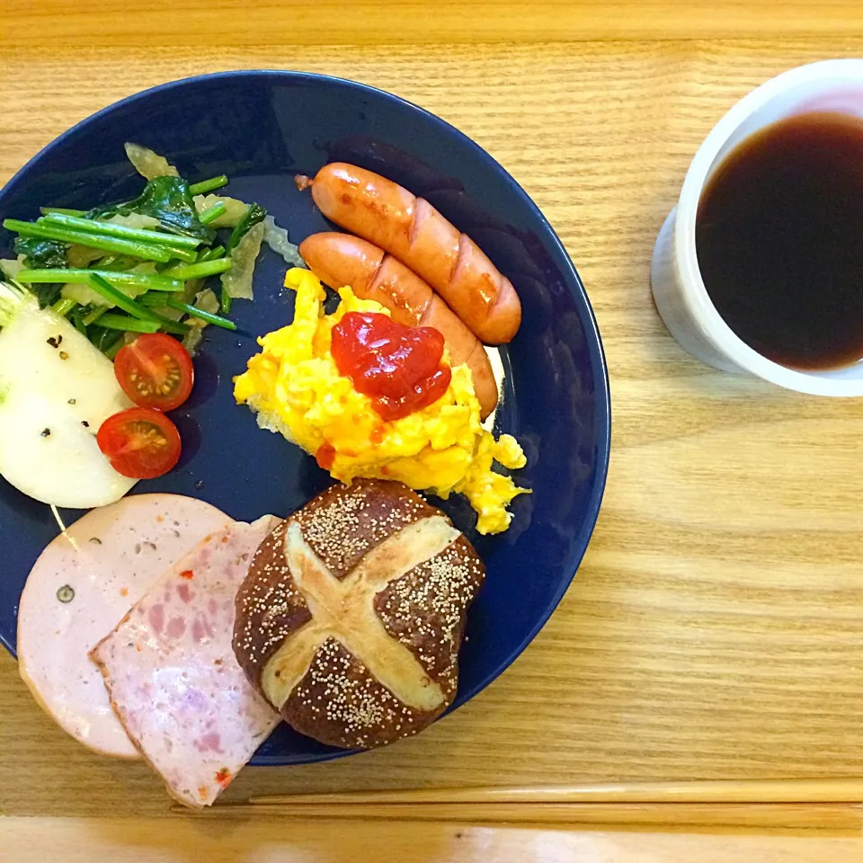 朝ごはんプレート。しいたけみたいなドイツパン|yukko7740さん