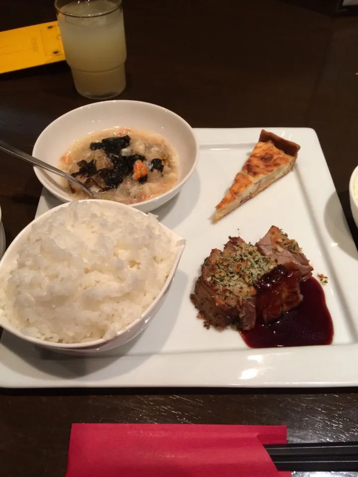 日替わりランチ。豚肉巻きマスタードソース焼き、帆立と岩ノリの蟹肉ソース サラダ、スープ 他|Masato  Fujisawaさん