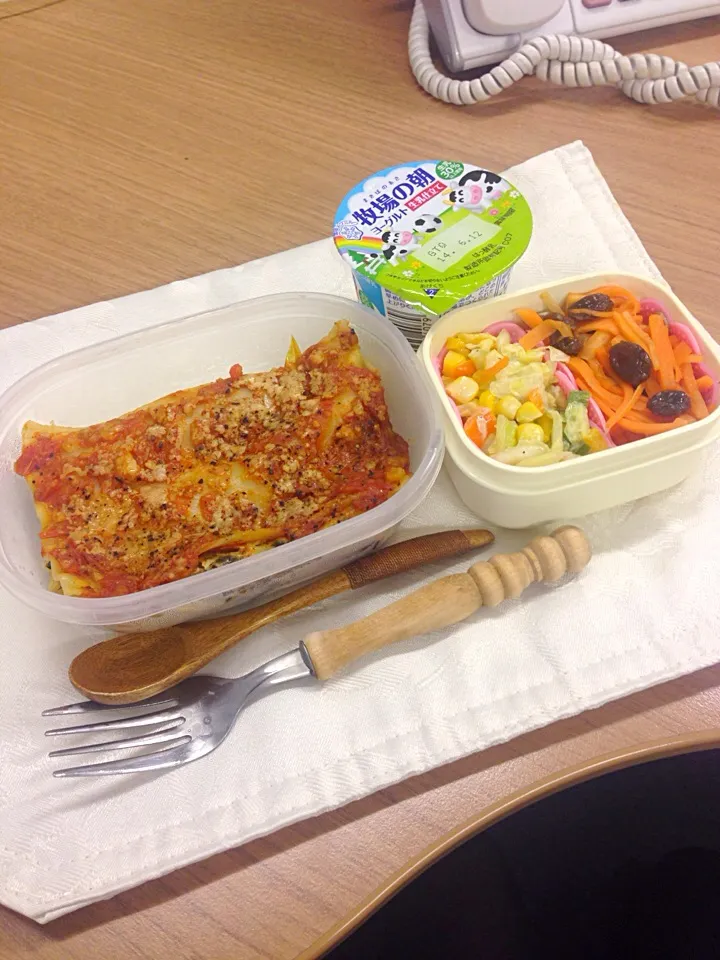 Snapdishの料理写真:Spinach and cottage cheese lasagna, coleslaw and carrot raisin salads|Kumigarさん