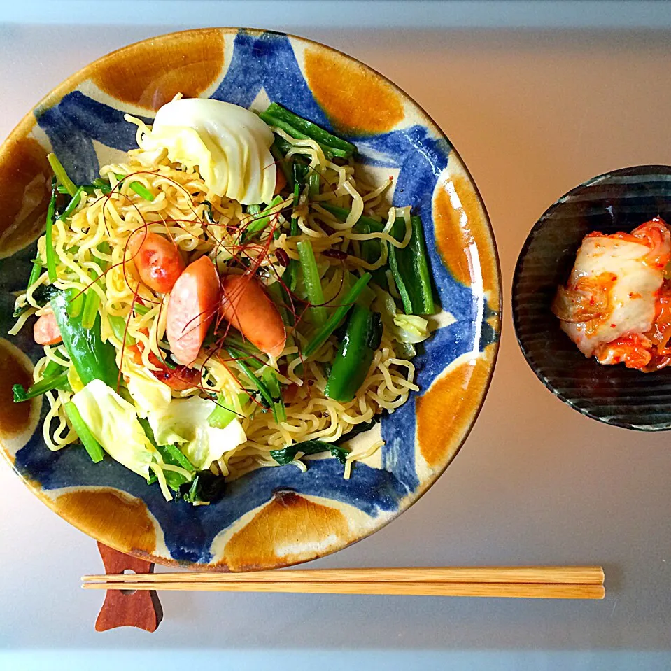 お昼ごはん。冷蔵庫の残りもの焼きそば。キムチオリーブオイルがけ。|yukko7740さん