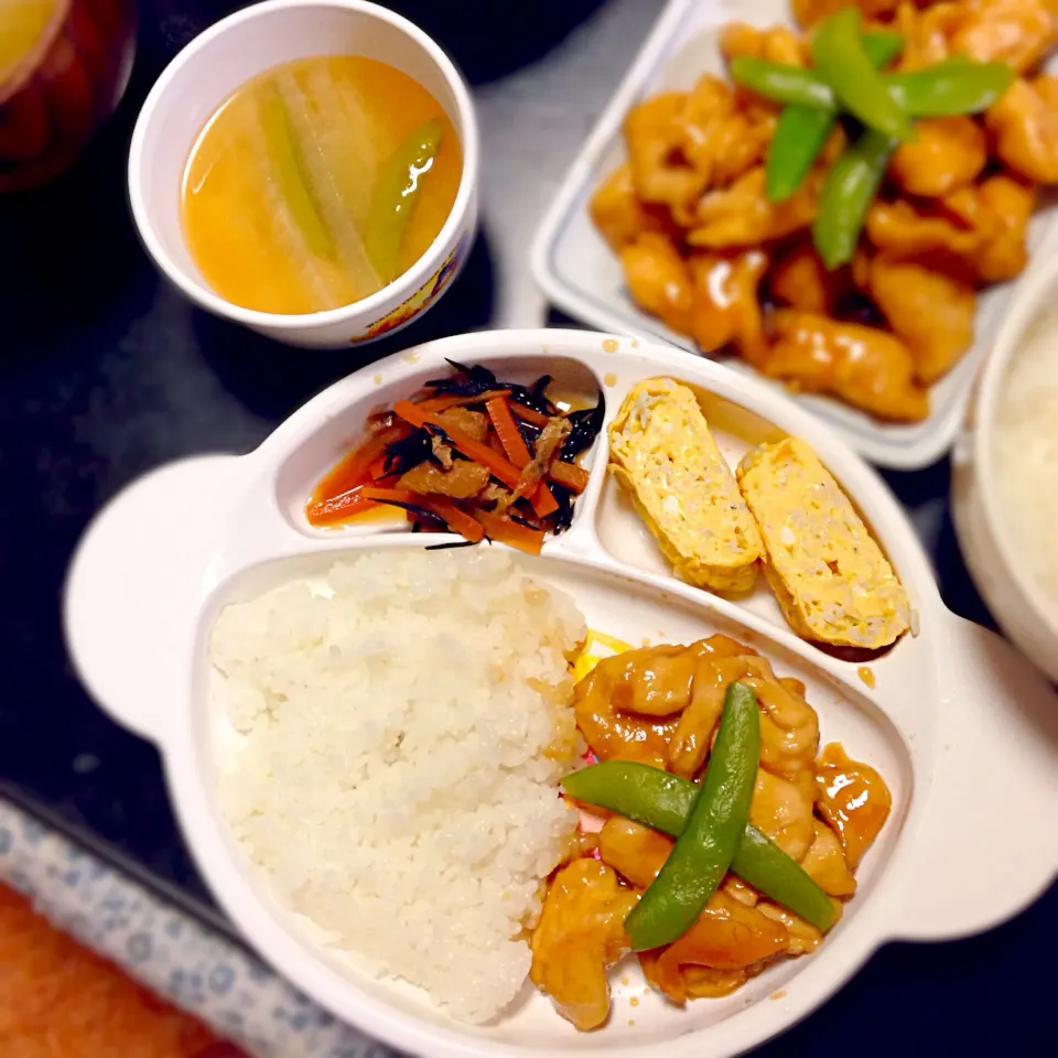 Snapdishの料理写真:鶏胸肉の生姜焼き☆ひじきの煮物☆しらす玉子焼き☆大根とマメの味噌汁|nichannさん