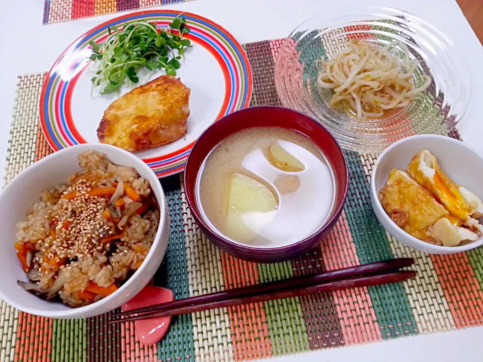 今日の夕食　かじきまぐろの塩麹焼き、油揚げと卵の巾着煮、もやしのごま和え、舞茸のご飯、じゃがいもの味噌汁|pinknari🐰🌈さん