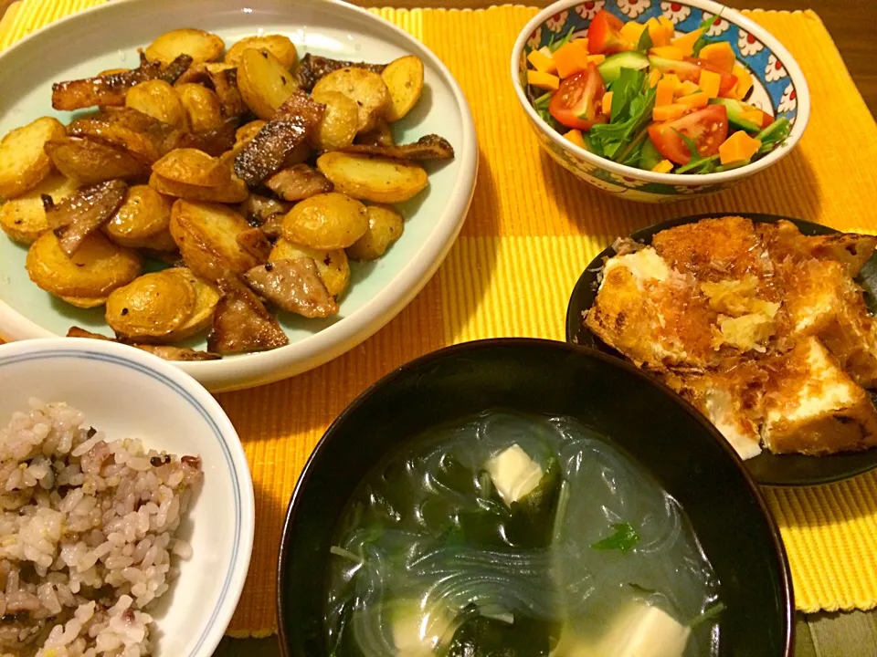 Snapdishの料理写真:豚肉と新ジャガ揚げ、焼き厚揚げ、チェダー入りサラダ、春雨スープなど|Junya Tanakaさん