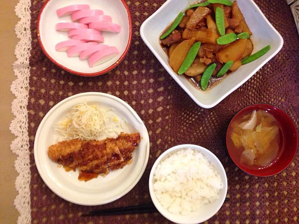 ササミのカツと大根と豚肉の煮物、レタスの味噌汁、かまぼこ。|紀子さん