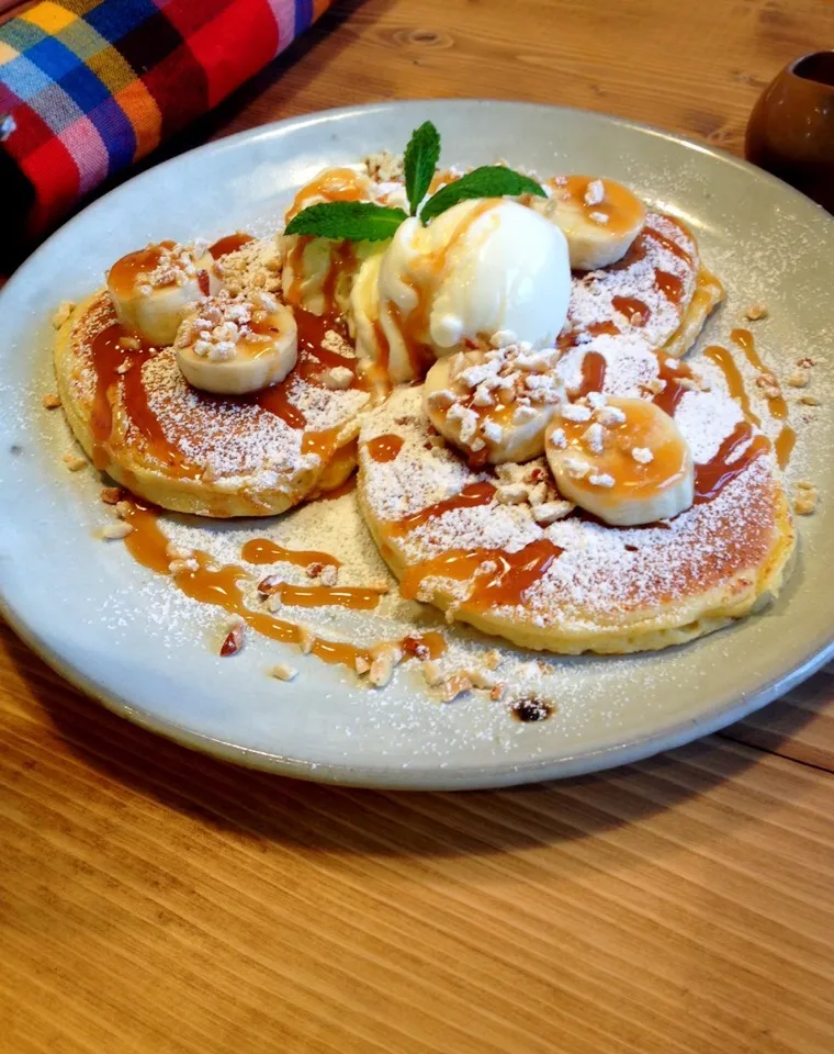 Snapdishの料理写真:キャラメルソースとナッツのパンケーキ @cafe 桜co…|yahさん