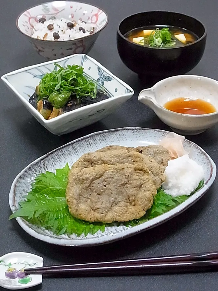 Snapdishの料理写真:今晩は、自家製じゃこ天、茄子とピーマンの味噌炒め、豆腐とわかめの味噌汁、雑穀ご飯
  
先日TVで見かけた宇和島のじゃこ天、美味しそうだなと思っていたので、小いわしの山に出会って即買い。蒲鉾状にして、菜種油で揚げました。色はグレーですが揚げたての美味しい事！

今日も美味しかった！|akazawa3さん