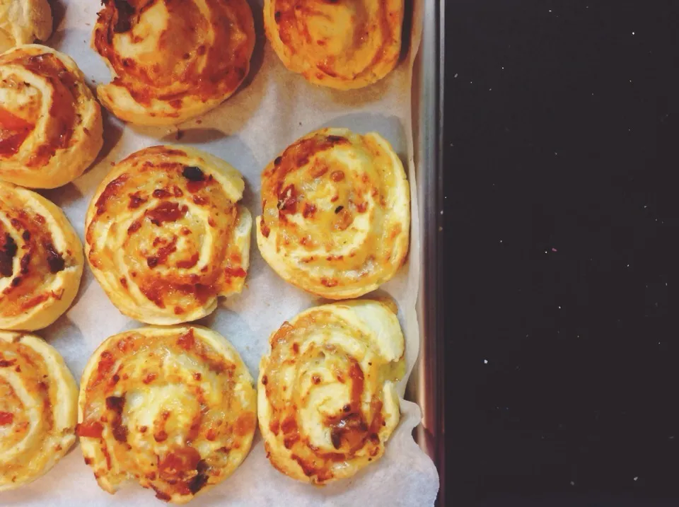 Snapdishの料理写真:Scones with Sundried Tomato and Olive Chutney|brendieeeさん