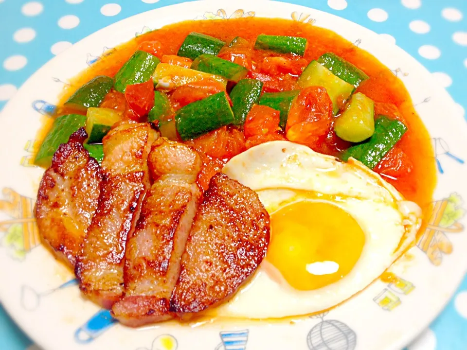 Fried Egg & Roast Ham with cucumber & tomato stir fry|Liezlさん