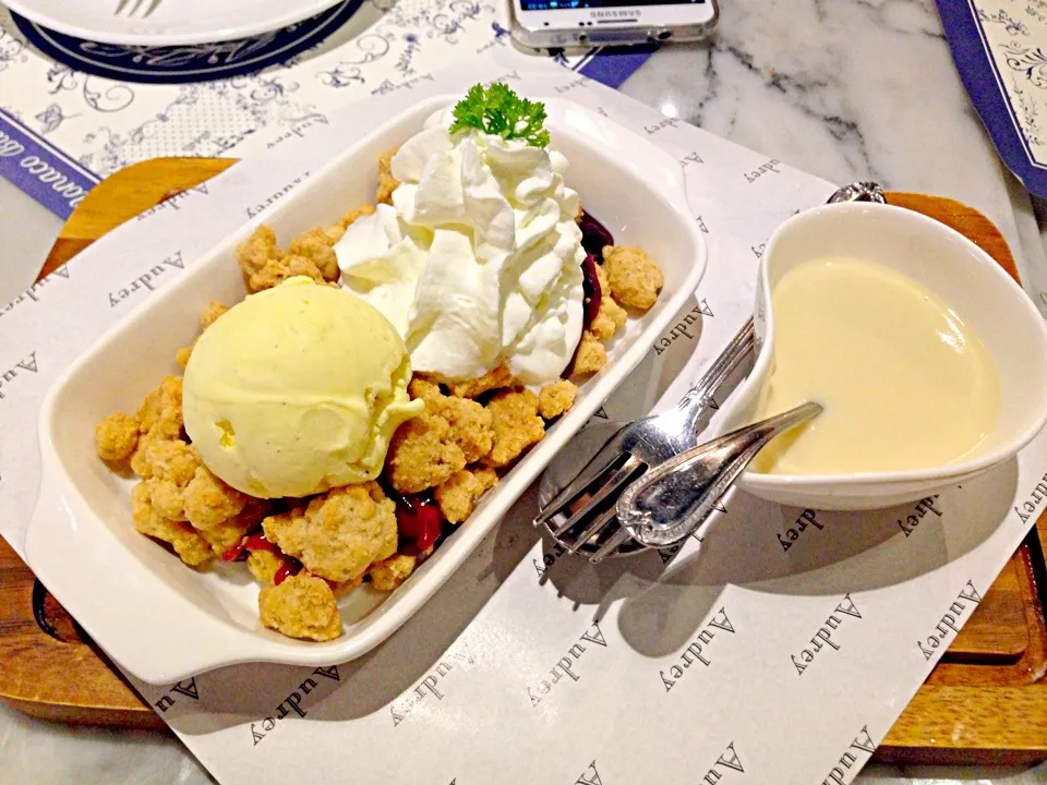 Blueberry crumble with vanilla ice cream|PhUnGさん