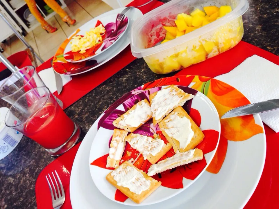 Crackers with light cream cheese, mango and berry natural juice 🍑|Marianaさん