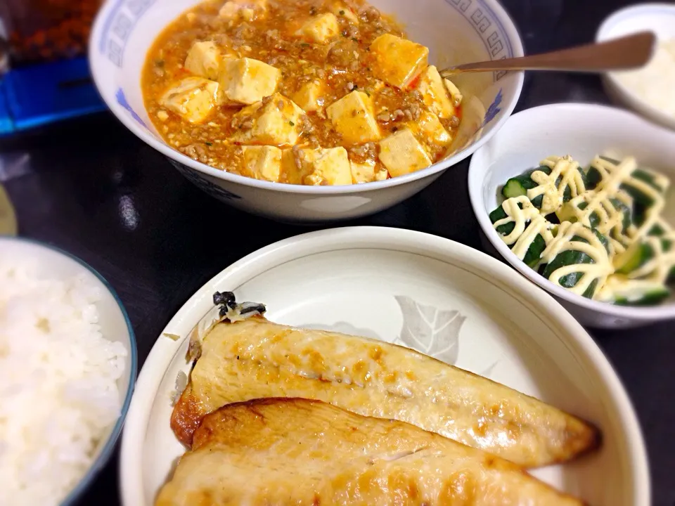 今日の晩ご飯は、麻婆豆腐、サバの塩焼き、マヨきゅうり。|ゆえさん