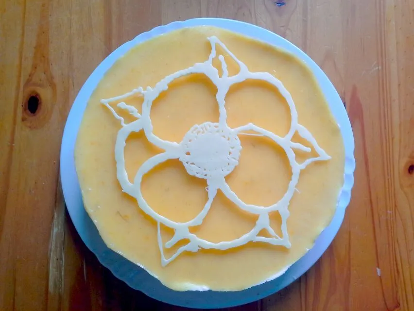 Ice cream cake,  golden oreo crust, vanilla bean ice cream,  lemon curd topping and white chocolate flower|Fe's kitchenさん