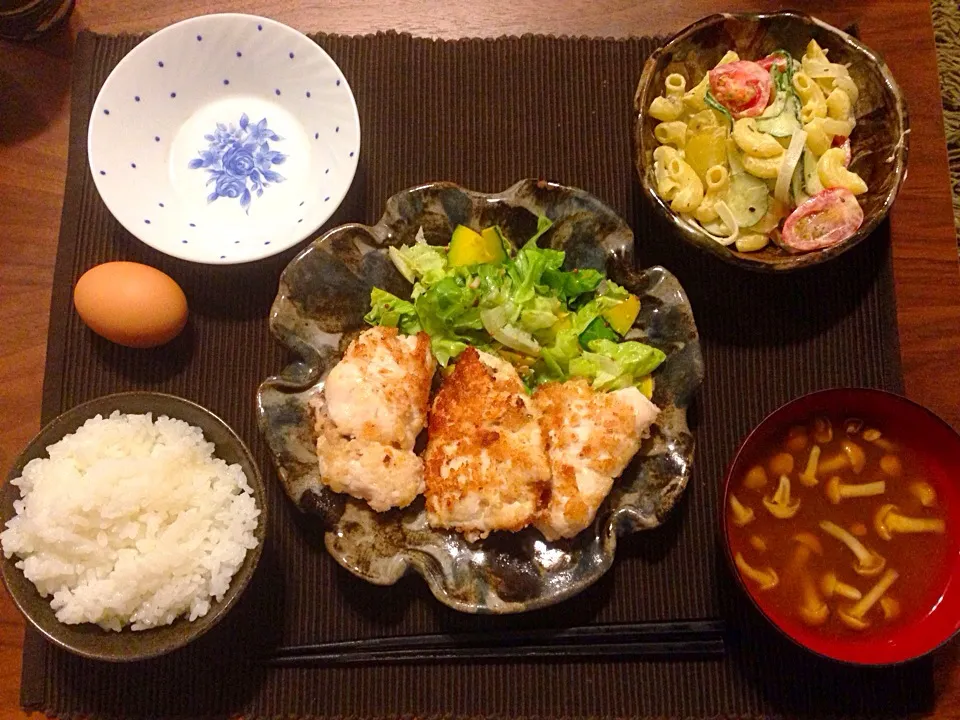 ささみの梅肉はさみ揚げ、サラダ菜とカボチャのハニーマスタード和え、マカロニのマヨサラダ、なめこ味噌汁、卵かけご飯|今日の献立さん