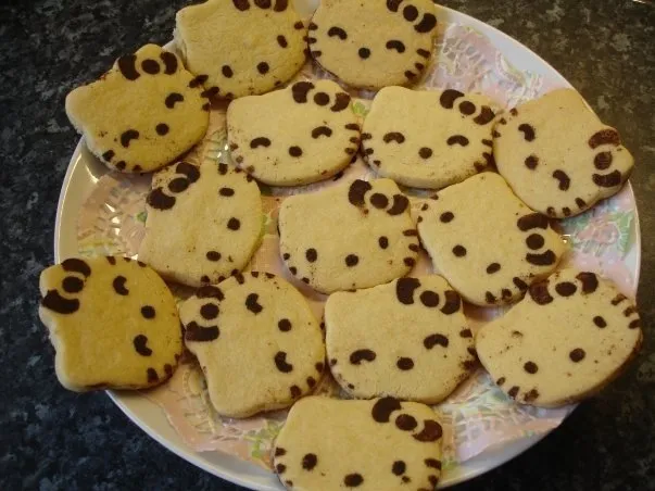 Snapdishの料理写真:Hello Kitty vanilla and chocolate cookies|Carol Liさん