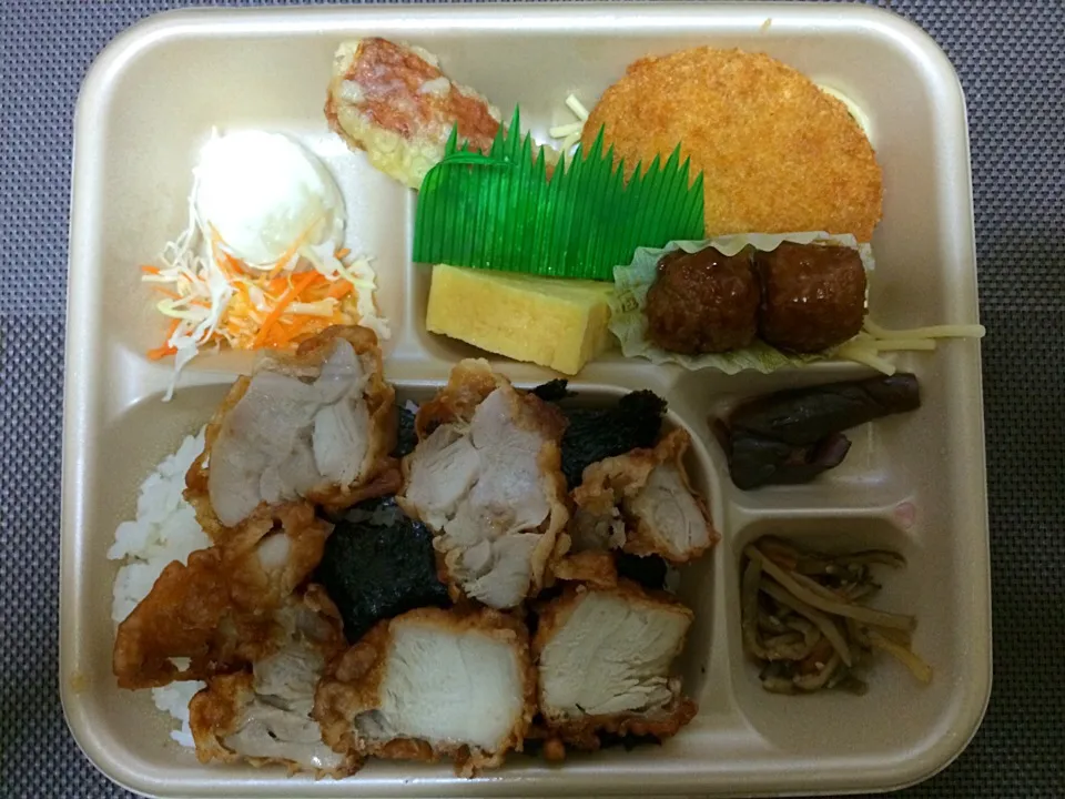 Snapdishの料理写真:とりめしデラックス弁当|ばーさんさん