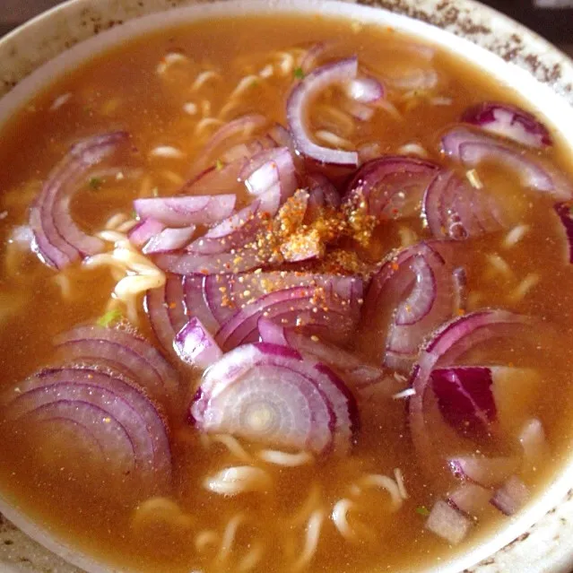 Snapdishの料理写真:長ネギが無いので玉ネギ載せてサッポロ一番味噌ラーメン|Kenny Hiraiさん