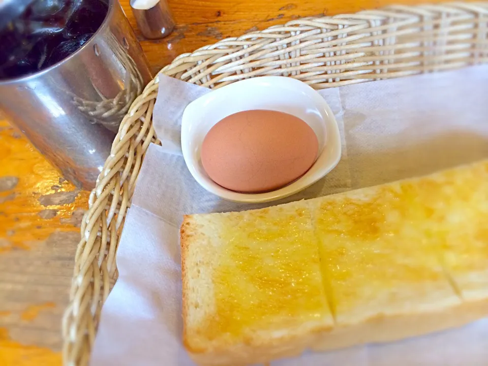 コメダでモーニング(コーヒー代だけで軽い朝食が付いてくる名古屋の風習。なかには凄いボリュームの朝食が付いてくる所があるらしい)。|JTKさん