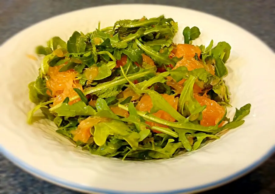 Snapdishの料理写真:grapefruit arugula & mint salad|Jiraphon Gさん