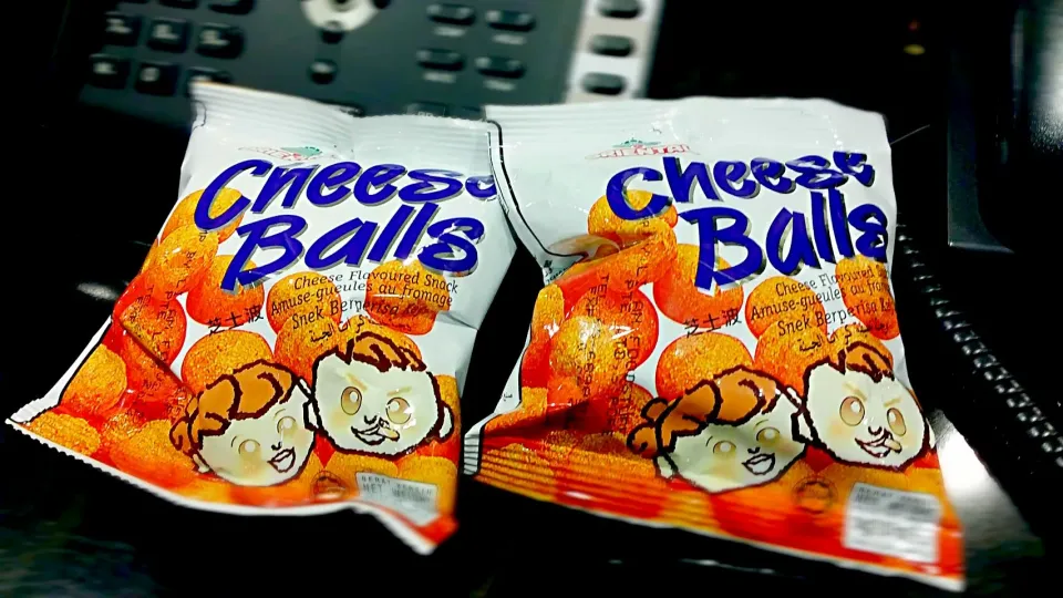 snacks at work... #snacks #yum #yummy #tasty #good #cheese #cheeseballs #junkfood #delicious #breaktime|princessjoさん