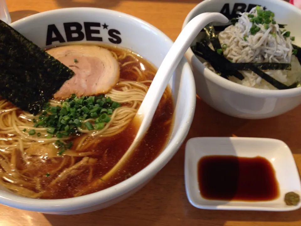 Snapdishの料理写真:醤油ラーメンとABE's丼|まさとさん