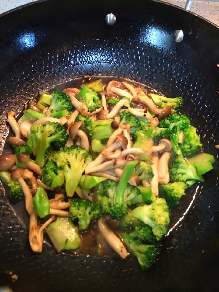 Broccoli and shimeji|Ong Sor Fernさん