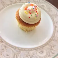 Vanilla cupcake with cream cheese frosting|mmmyoさん