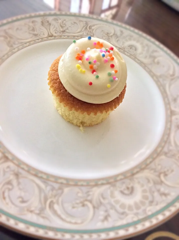 Vanilla cupcake with cream cheese frosting|mmmyoさん