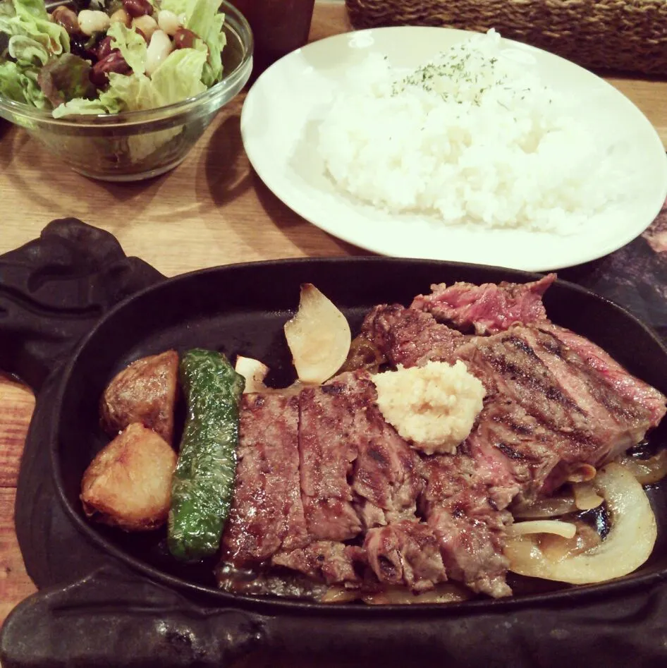 Snapdishの料理写真:今日のランチは200㌘のステーキ！

その名もThe meat shop!!!!


ご馳走サマでした♪|misakoさん