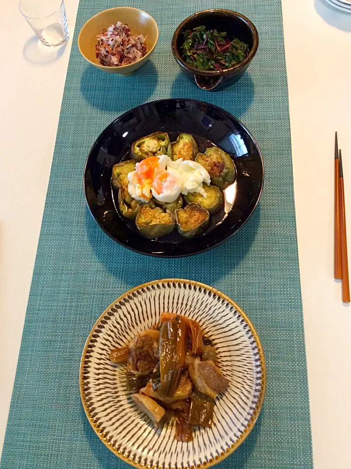 Snapdishの料理写真:葱豚角煮、赤茄子のソテー温玉麺つゆ浸し、浜防風醤油漬け、カリカリベーコンと紅たでのおろし和え。今日は結構手抜きでした。|mattさん