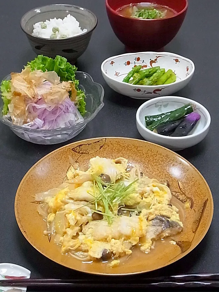 今晩は、鱧と新玉ねぎの玉地寄せ、紫玉ねぎ ポン酢、アスパラガスの焼き浸し、胡瓜と茄子の漬物、鱧出汁の野菜味噌汁、青豆ご飯

夏ですね。関西では鱧を良く見かける様になりました。
何度か鱧の骨切りをしたことが有りますが、いい包丁を使って毎日やらないと上達しませんね。とっても難しいです。今日は骨切り鱧を買って来ました。

盛|akazawa3さん