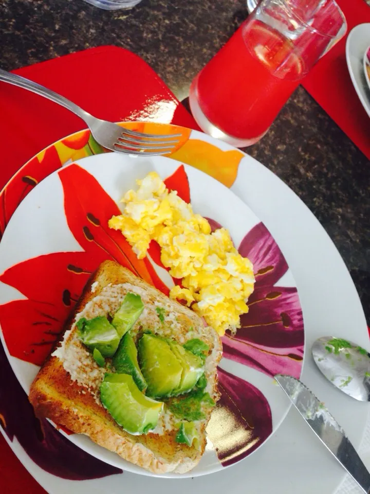 Scrambled egg, whole wheat toast with light cream cheese and 1/2 avocado with berry juice 🍳🍞|Marianaさん