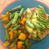 Snapdishの料理写真:Turkey patty w/avocado and sautéed veggies|Toni Pillingさん