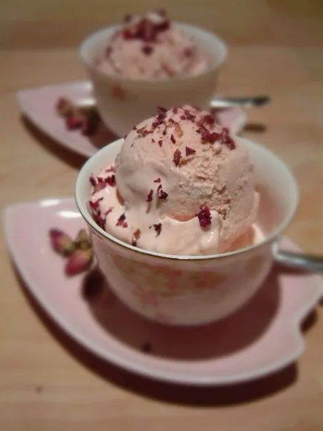 Homemade rose ice cream|Carol Liさん