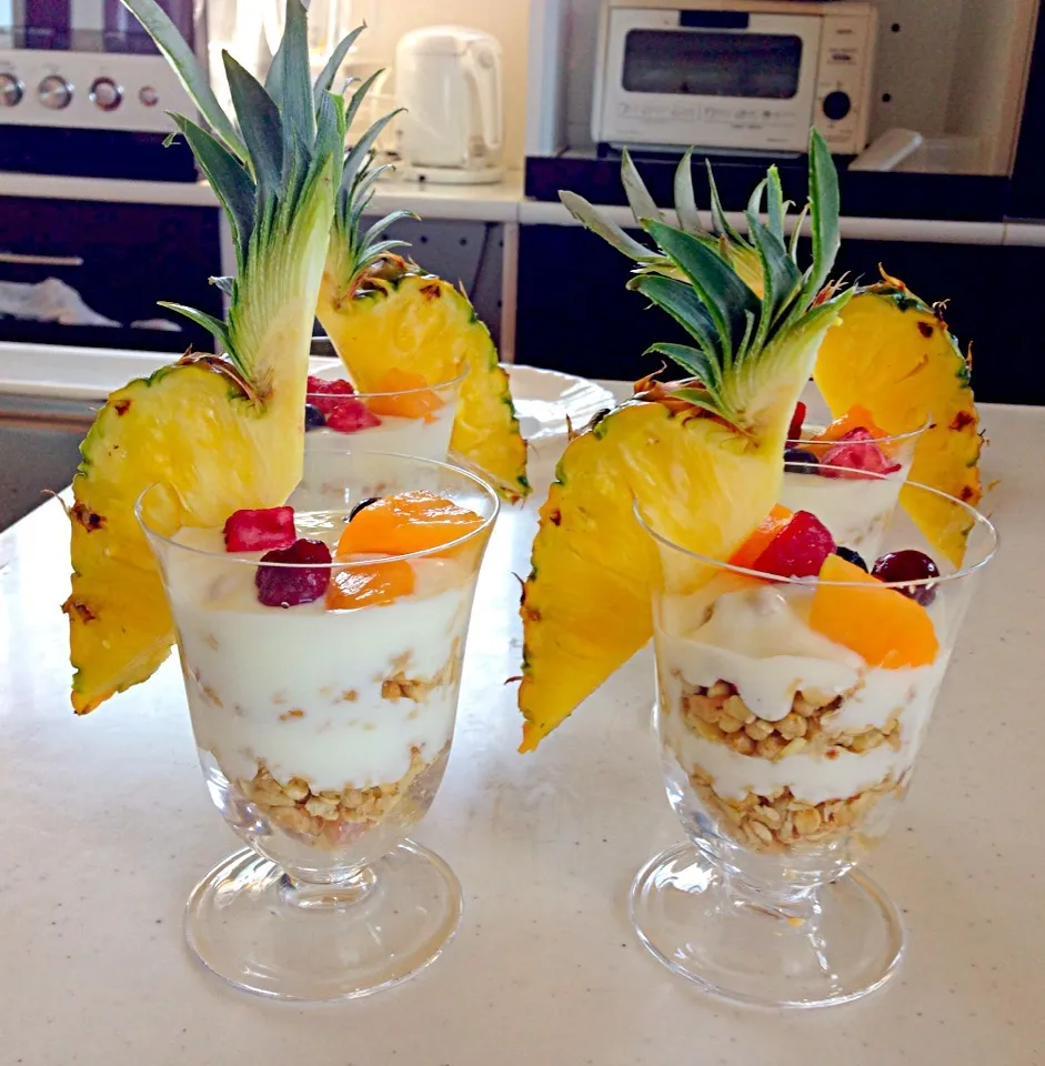 Granola Yogurt  fruit parfait|viviさん