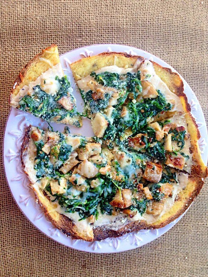 Snapdishの料理写真:White chicken & spinach pizza w/ a Cauliflower crust|lindsay robesonさん