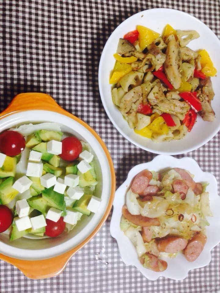 Snapdishの料理写真:チキンと野菜のバジル炒め  ソーセージとキャベツのペペロンチーノ サラダ|ひとみんさん