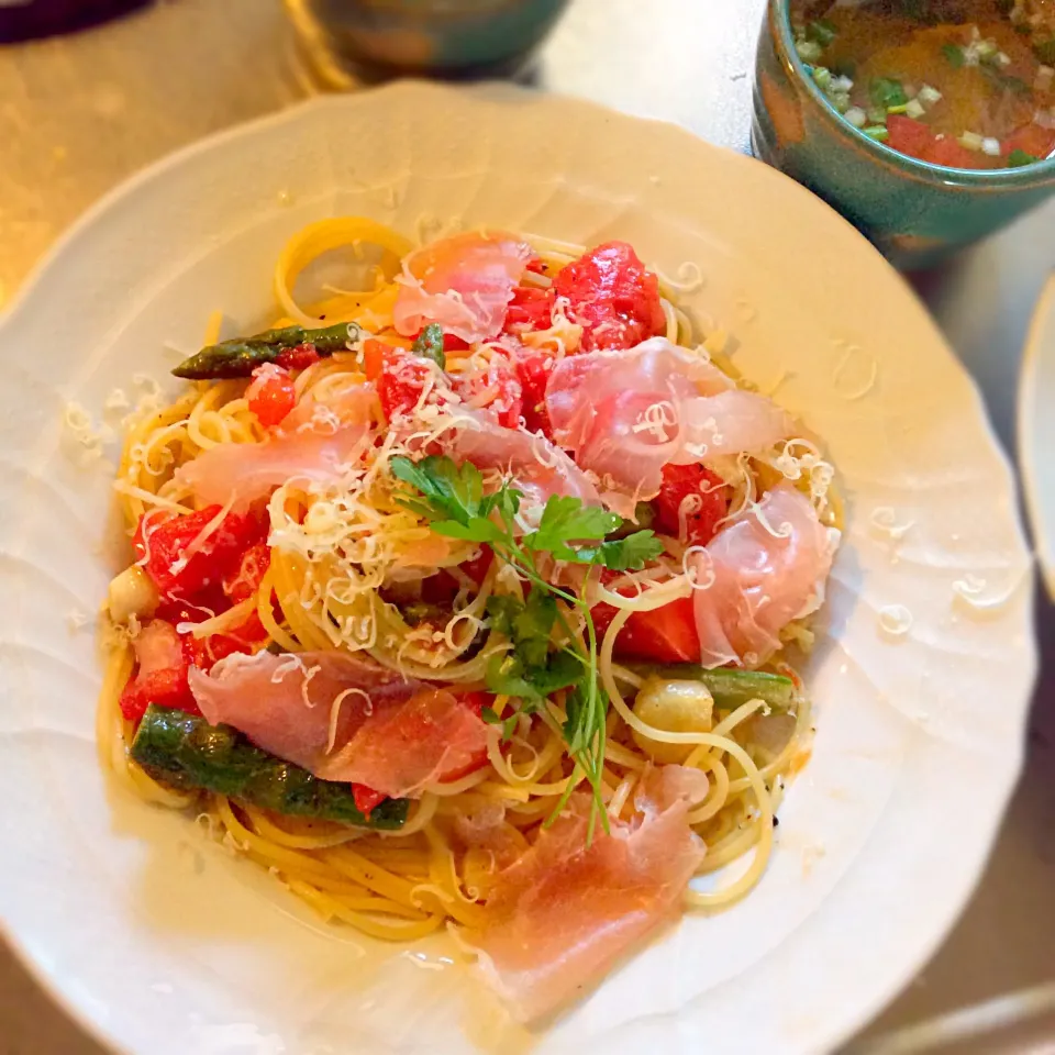 Snapdishの料理写真:晴れた日曜日の朝食☆ トマト・アスパラ・生ハムのパスタ、カボチャ・玉ねぎのスープ。美味しかった☆ ちょっと前にジェイミーオリバーの真似して買ったチーズおろし、便利だ〜、非常に気に入ってる。|honeyhunterさん