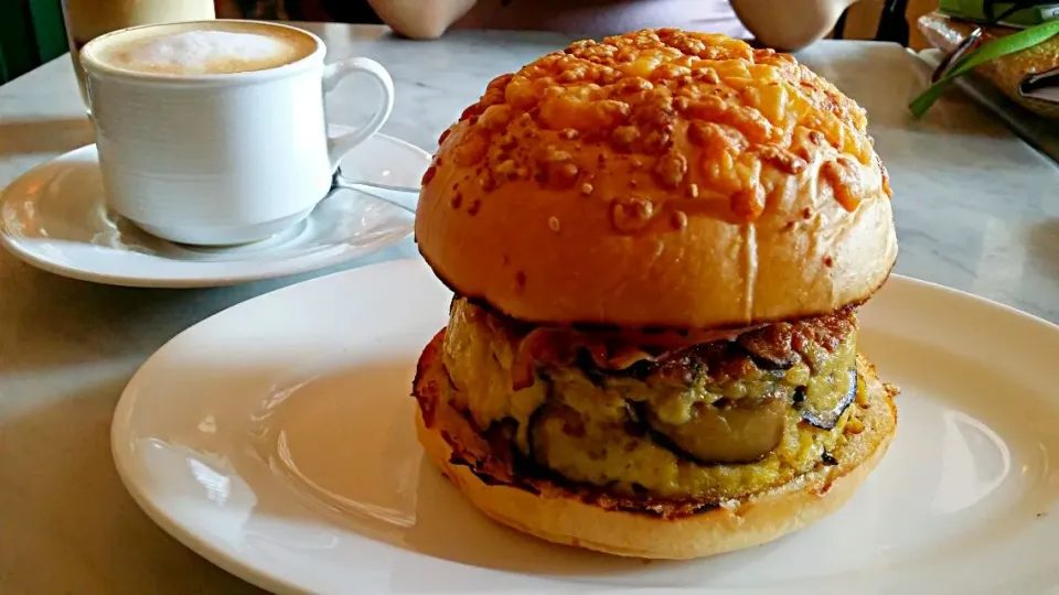 Giant egg quiche burger for breakfast at raffles hotel singapore #vegan #breakfast #western european cuisine  #healthy|Skyeさん